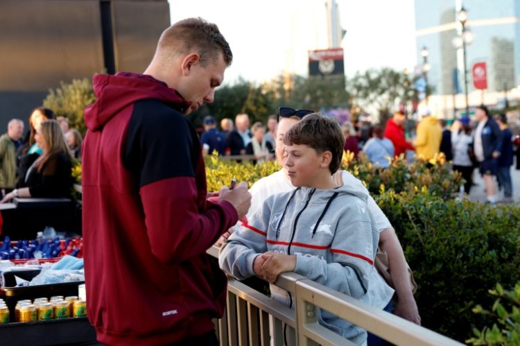 Tom Trbojevic of the NRL's Manly-Warringah Sea Eagles signs autographs for fans in Las Vegas ahead of the Australian league's Saturday kickoff of the 2024 campaign at the home of the NFL's Las Vegas Raiders. ©AFP