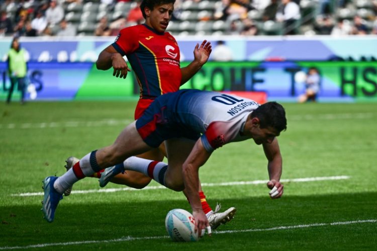 Great Britain's Robbie Fergusson scores a try to help his squad edge Spain 10-7 in a semi-final at the Los Angeles Sevens tournament. ©AFP