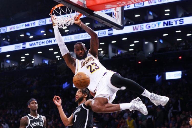 LeBron James of the Los Angeles Lakers slam dunks the ball during his 40-point performance in an NBA victory at Brooklyn. ©AFP