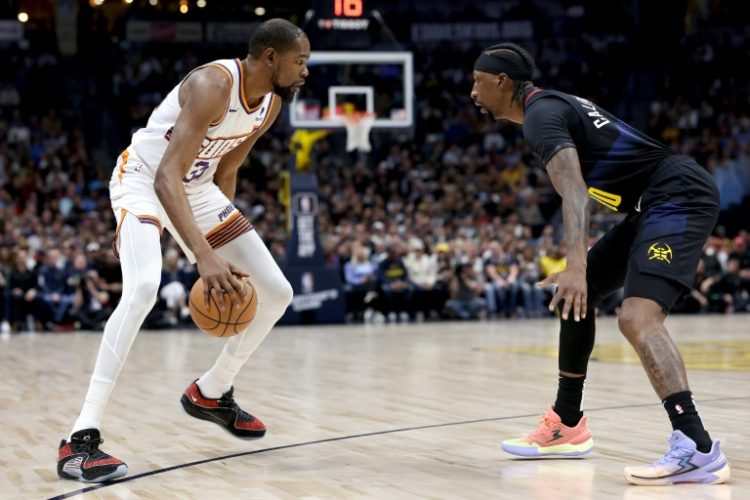 Phoenix star Kevin Durant is guarded by Kentavious Caldwell-Pope in the Suns' NBA victory over the Denver Nuggets. ©AFP