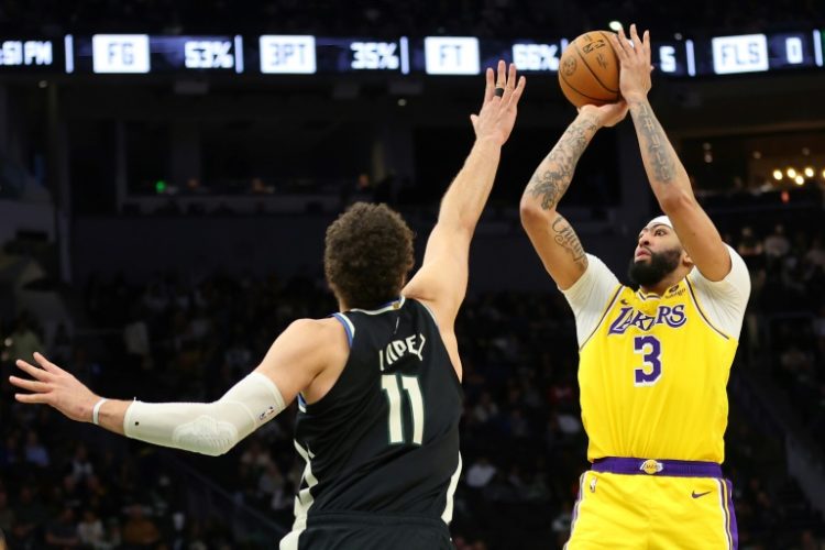 The Los Angeles Lakers' Anthony Davis shoots over Brook Lopez of the Milwaukee Bucks during the Lakers road win. ©AFP