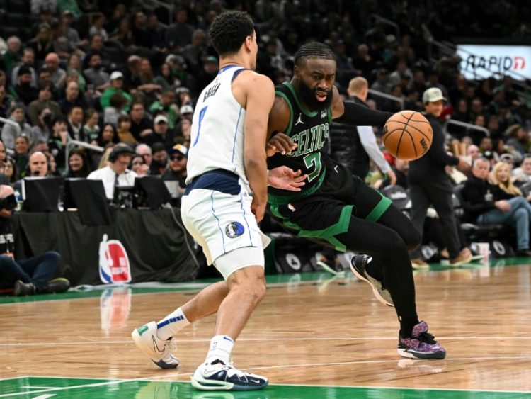 Boston's Jaylen Brown drives to the basket against Josh Green in the Celtics' NBA victory over the Dallas Mavericks. ©AFP
