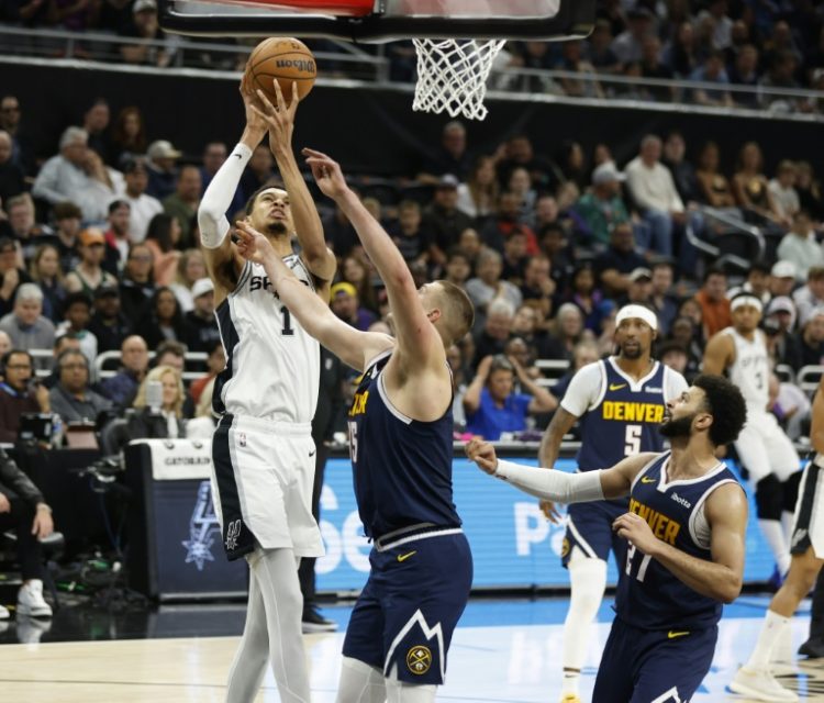 French rookie Victor Wembanyama, left, of the San Antonio Spurs shoots over Serbian center Nikola Jokic of the Denver Nuggets in Denver's NBA victory at Austin, Texas. ©AFP