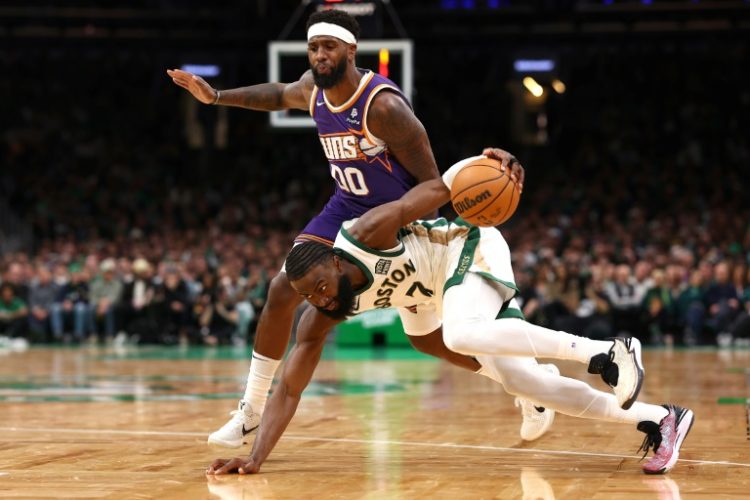 Boston's Jaylen Brown recovers the ball in Thursday's win over the Phoenix Suns . ©AFP
