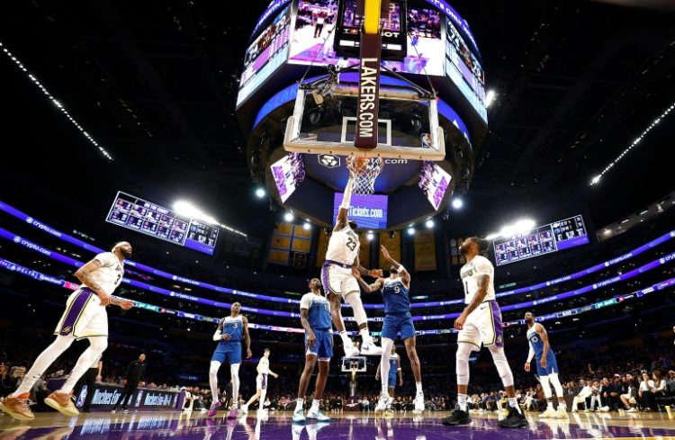LeBron James of the Los Angeles Lakers throws down a dunk in an NBA victory over the Minnesota Timberwolves. ©AFP