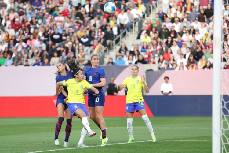 American captain Lindsey Horan heads home the USA's winner in their 1-0 victory over Brazil in the CONCACAF Women's Gold Cup on Sunday. ©AFP