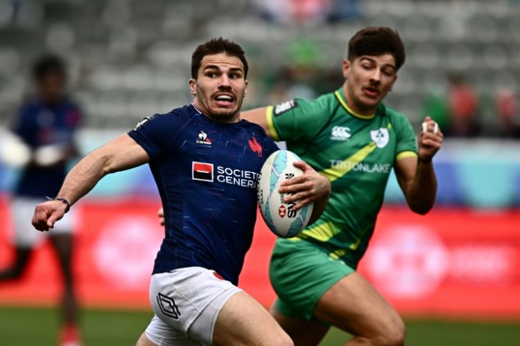 Antoine Dupont, running for a try in a victory over Ireland, helped spark France over Great Britain 21-0 in the World Rugby Sevens Series Los Angeles final. ©AFP