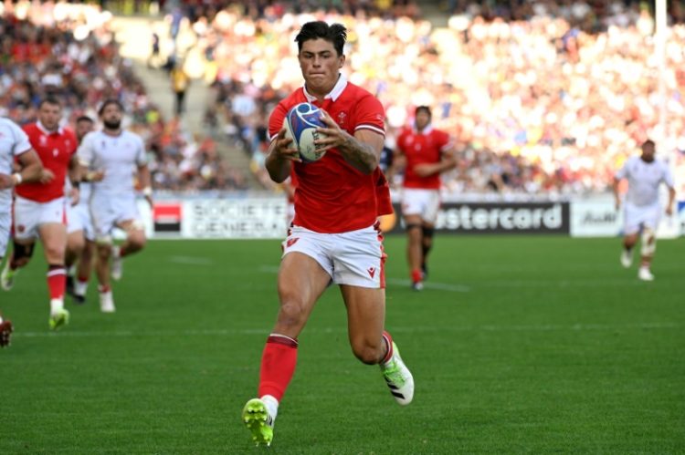 Former Wales wing Louis Rees-Zammit, shown scoring a try during the 2023 Rugby World Cup, has signed an NFL contract with the defending Super Bowl champion Kansas City Chiefs. ©AFP