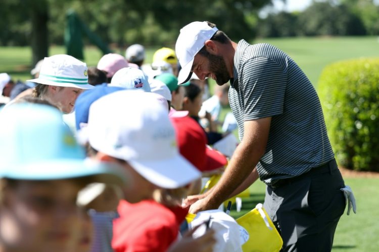 Top-ranked Scottie Scheffler, the 2022 Masters winner, signs autographs ahead of a final practice round before the 88th Masters. ©AFP