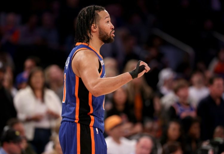 Jalen Brunson of the New York Knicks directs his teammates in the final minute of their overtime victory over the Chicago Bulls on the final day of the NBA regular season. ©AFP