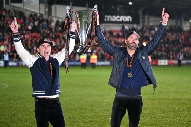 US actors Rob McElhenney (left) and Ryan Reynolds (right) celebrate Wrexham's National League triumph last season. ©AFP