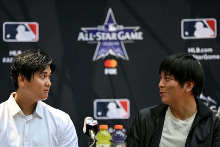 Shohei Ohtani (left) and translator Ippei Mizuhara (right) at an event in 2021. ©AFP