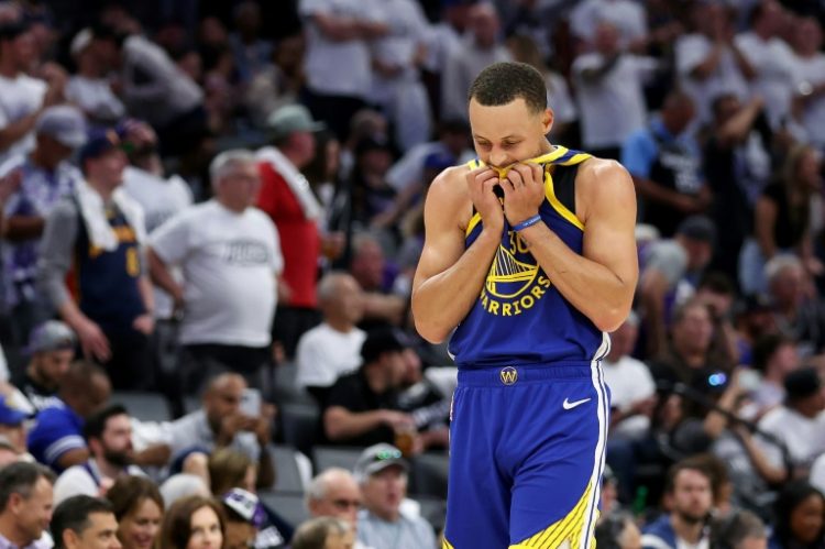 Golden State star Stephen Curry wipes his face in the waning minutes of the Warriors' season-ending loss to the Sacramento Kings in the NBA Play-in tournament. ©AFP