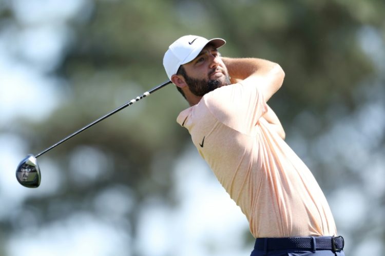 Top-ranked Scottie Scheffler held a one-stroke lead after the front nine in the final round of the Masters. ©AFP