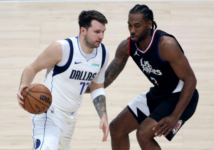 Dallas's Luka Doncic dribbles by the Los Angeles Clippers' Kawhi Leonard in their Western Conference playoff duel. ©AFP