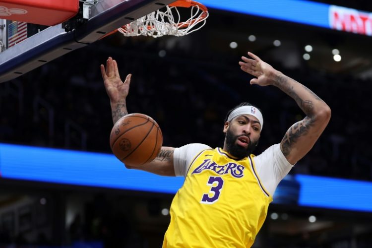 Los Angeles Lakers star Anthony Davis slams in a dunk in his team's 125-120 NBA victory at Washington, in which Davis had 35 points and 18 rebounds . ©AFP