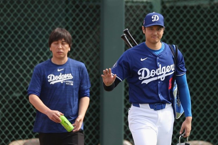 Interpreter Ippei Mizuhara (left) was released on bail on charges of stealing $16 million from Los Angeles Dodgers star Shohei Ohtani (right). ©AFP