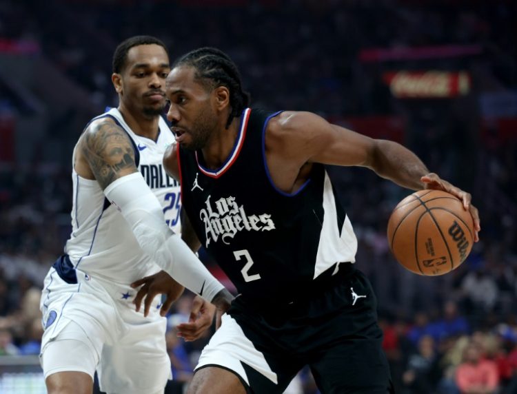 Los Angeles Clippers forward Kawhi Leonard, dribbling past P.J. Washington of Dallas, will miss his team's fifth game of its NBA playoff series against Dallas  . ©AFP