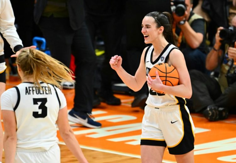 Iowa's Caitlin Clark, right, celebrates after the Hawkeyes beat Connecticut to advance to the NCAA women's basketball national finals. ©AFP