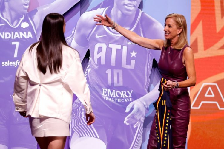 WNBA Commissioner Cathy Engelbert congratulates Caitlin Clark, who was selected first overall by the Indiana Fever in the 2024 WNBA draft. ©AFP