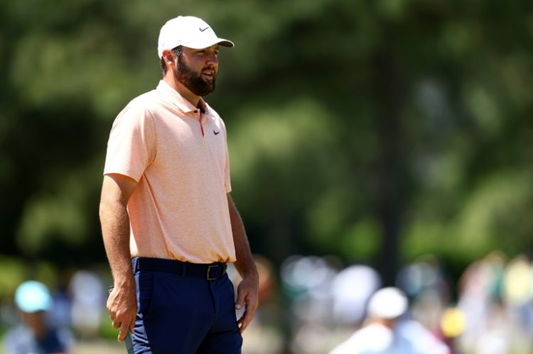 Top-ranked Scottie Scheffler warms up on the practice range ahead of his start in the last group of Sunday's final round of the Masters. ©AFP