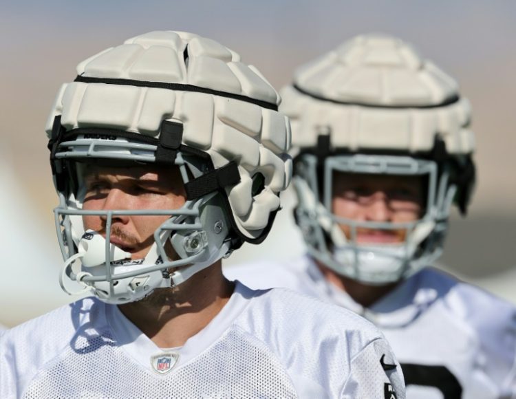 NFL tight ends Jesper Horsted and Nick Bowers of the Las Vegas Raiders practiced last season while wearing Guardian Caps, which will be allowed for players in regular-season NFL games starting next season. ©AFP