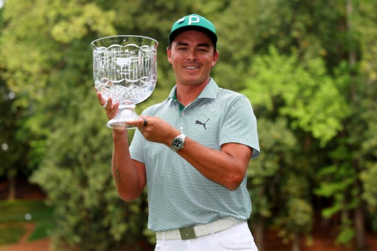 Rickie Fowler holds the Masters Par-3 Contest champion's crystal bowl, a prize no golfer has won at Augusta National in the same year as winning the Masters green jacket . ©AFP