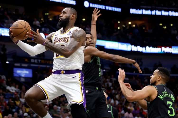 Los Angeles Lakers superstar LeBron James drives to the basket in the Lakers' NBA victory over the New Orleans Pelicans. ©AFP