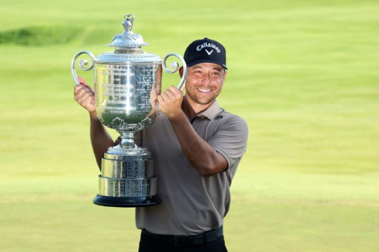 American Xander Schauffele holds the Wanamaker Trophy after winning the PGA Championship at Valhalla for his first major title. ©AFP