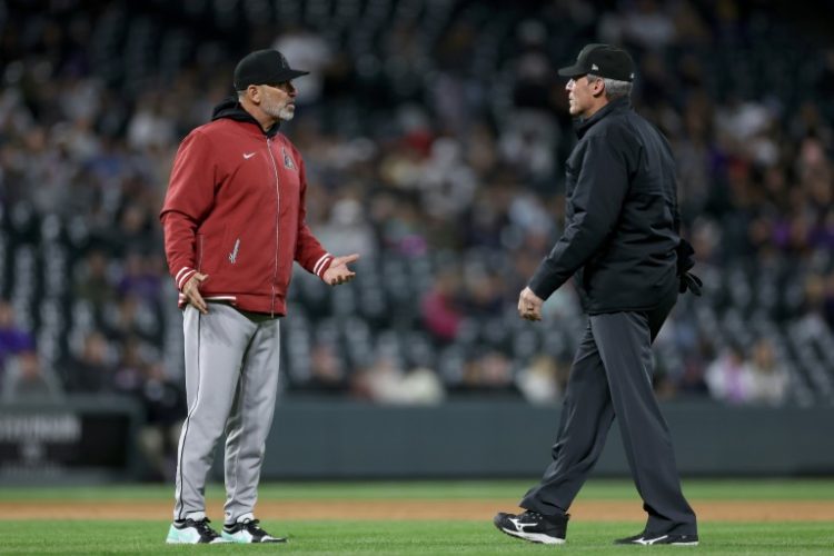Familiar sight: Arizona manager Torey Lovullo confronts baseball umpire Angel Hernandez, who has retired from the sport. ©AFP