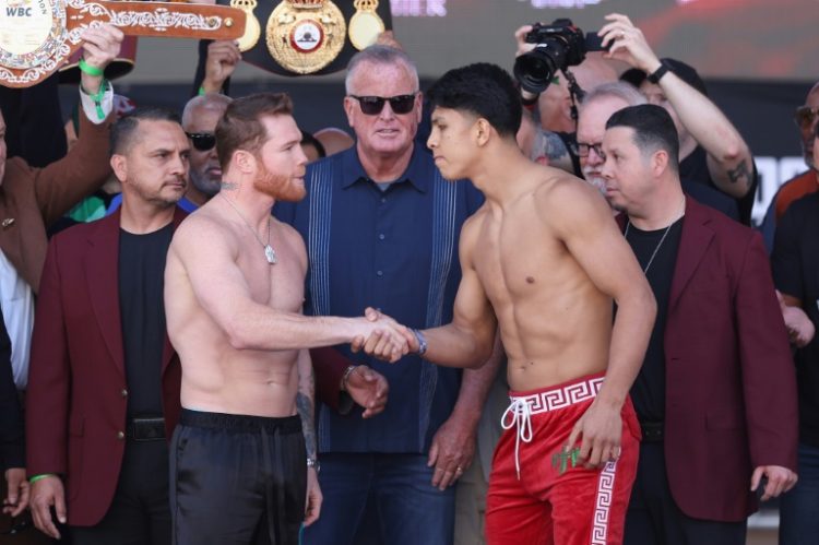 Saul Alvarez and challenger Jaime Munguia shake hands at the weigh-in for their all-Mexican super middleweight world title bout in Las Vegas. ©AFP