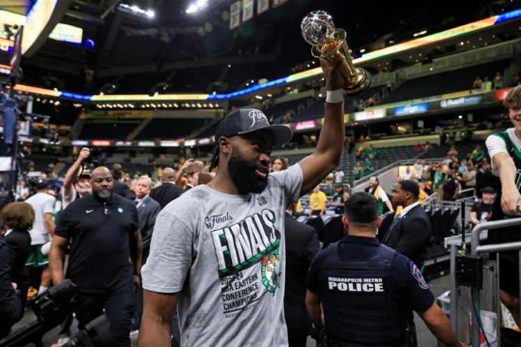 Jaylen Brown of the Boston Celtics raises The Larry Bird Trophy awarded to the MVP of the Eastern Conference Finals. ©AFP