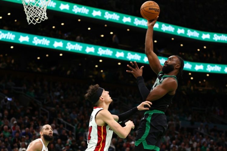 Boston's Jaylen Brown soars over Miami's Tyler Herro as the Celtics completed a 4-1 playoff series victory  . ©AFP