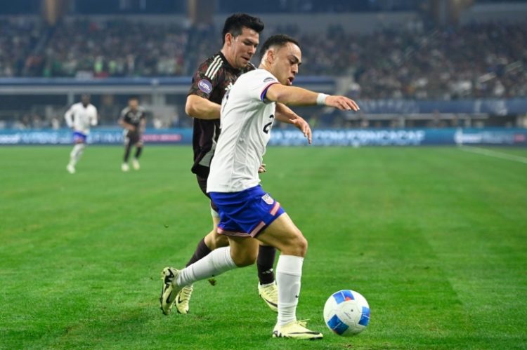 Sergino Dest of the United States blocks out Hirving Lozano of Mexico in the 2024 CONCACAF Nations League final between the USA and Mexico. ©AFP