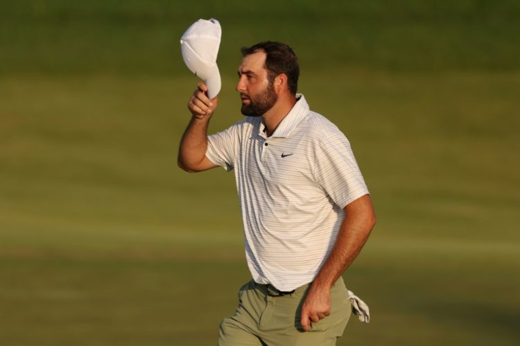 Top-ranked Scottie Scheffler, tipping his cap to fans at the end of his first round of the PGA Championship, was reportedly handcuffed and detained by police early Friday morning for trying to drive around police cars and enter Valhalla Golf Club. ©AFP