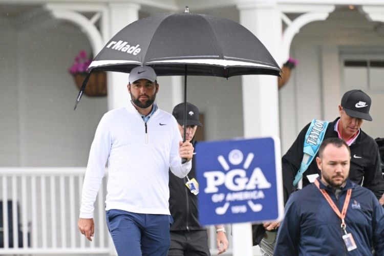 Scottie Scheffler (L) and caddie Ted Scott walk to the driving range on Friday after his arrest and release before round two of the PGA Championship. ©AFP