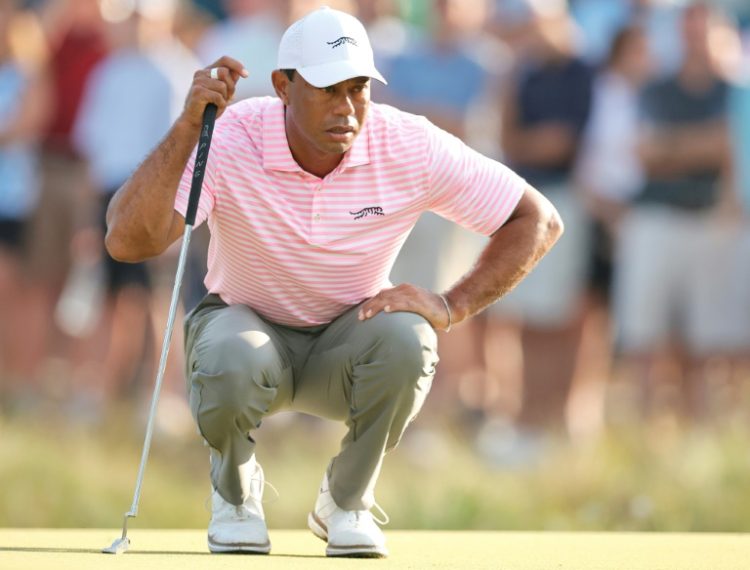 Tiger Woods lines up a birdie putt that he would make on the 10th green in Thursday's first round of the 124th US Open at Pinehurst. ©AFP