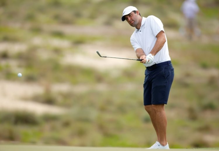 World number one Scottie Scheffler chips onto the fifth green at Pinehurst during a practice round on the eve of the 124th US Open. ©AFP