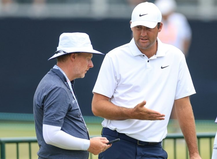 Top-ranked Scottie Scheffler, right, talks with putting coach Phil Kenyon after his final practice round for the 124th US Open at Pinehurst. ©AFP