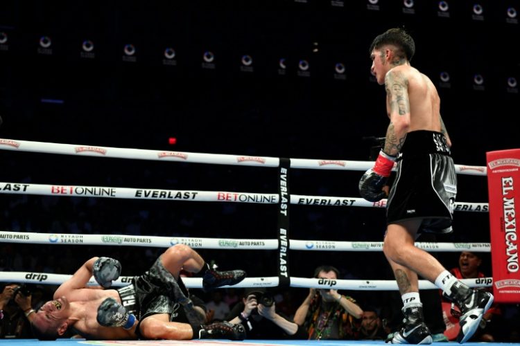 Jesse Rodriguez knocks out Juan Francisco Estrada in the seventh round of their WBC super flyweight title bout. ©AFP