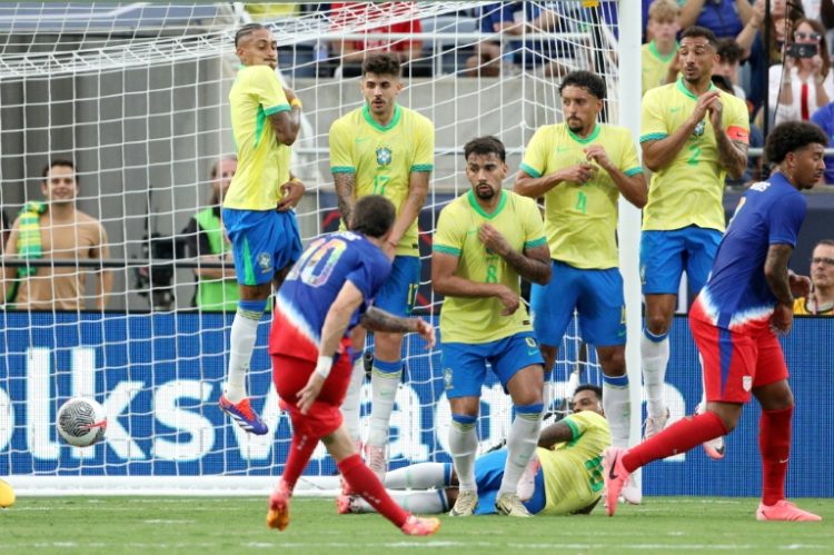 USA captain Christian Pulisic scores from a free-kick in Wednesday's 1-1 draw with Brazil in Orlando. ©AFP