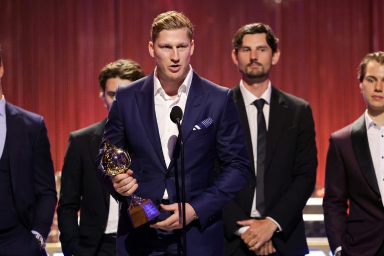 Nathan MacKinnon of the Colorado Avalanche accepts the Hart Memorial Trophy during the NHL Awards show. ©AFP