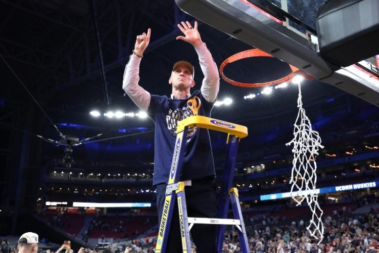 University of Connecticut head coach Dan Hurley, shown celebrating the team's second consecutive US college crown, reportedly will turn down a $70 million offer from the NBA's Los Angeles Lakers to remain coach at the school. ©AFP