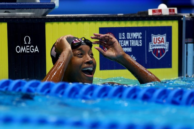 Simone Manuel celebrates her victory in the 50m freestyle at the US Olympic swimming trials. ©AFP
