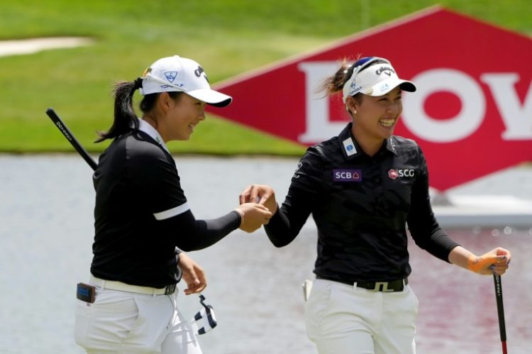 Cina's Yin Ruoning, left, and Thailand's Atthaya Thitikul celebrated a birdie on the final hole that gave them a one-stroke victory at the LPGA Great Lakes Bay Invitational. ©AFP