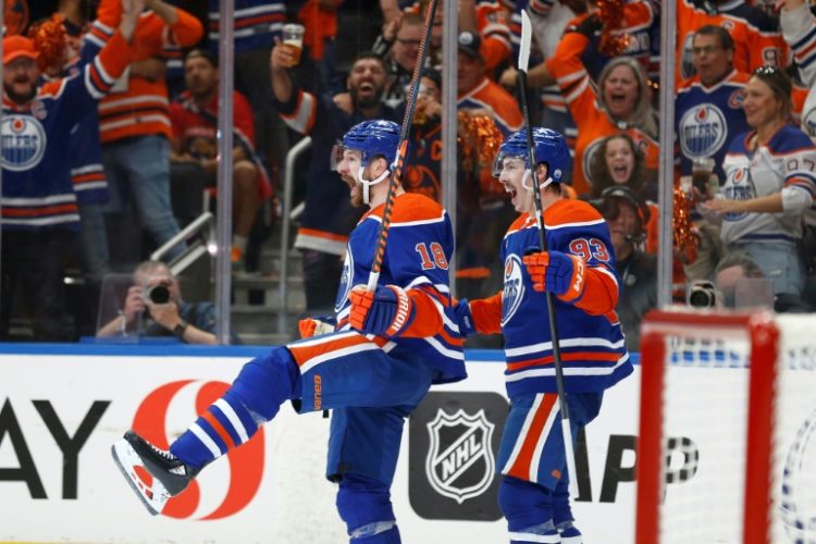 Edmonton's Zach Hyman, left, and Ryan Nugent-Hopkins celebrate after Hyman's breakaway goal as the Oilers beat Florida to force a winner-take-all seventh game of the NHL Stanley Cup Final. ©AFP