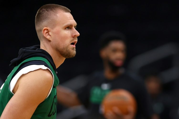 Kristaps Porzingis of the Boston Celtics practices on the eve of the opening game of the NBA Finals against Dallas. ©AFP