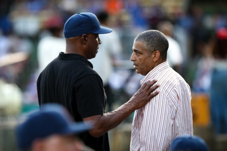 Former San Francisco Giants star Barry Bonds, left, speaks with Michael Mays, son of the late Willie Mays, before the MLB Negro Leagues tribute game between the St. Louis Cardinals and San Francisco Giants at Rickwood Field in Birmingham, Alabama. ©AFP