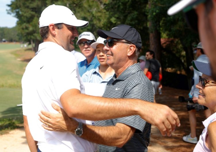 Top-ranked Scottie Scheffler, left, shares a hug with his father, Scott Scheffler, during a practice round at Pinehurst on the eve of the 124th US Open. ©AFP