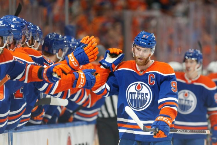 Edmonton's Connor McDavid celebrates a power play goal with teammates on the bench as the Oilers beat Dallas and advanced to the NHL Stanley Cup Final against Florida. ©AFP